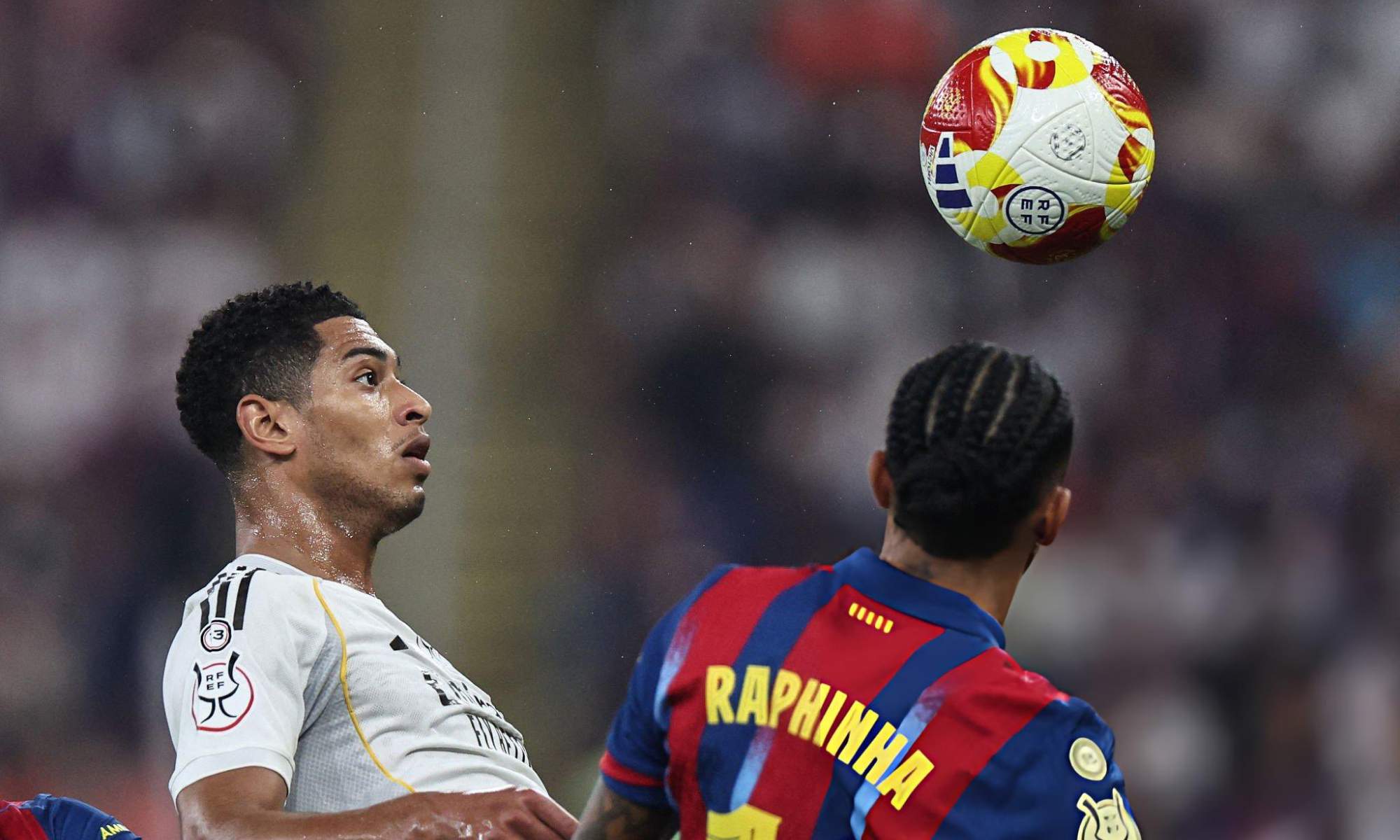 Jude Bellingham y Raphinha, peleando por un balón aéreo durante el partido entre el Barcelona y el Real Madrid.