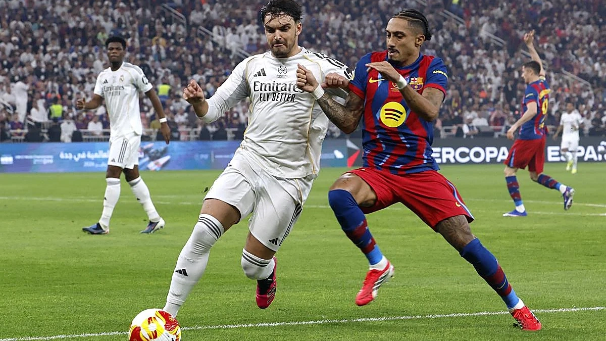Asencio y Raphinha disputan un balón durante la final de la Supercopa de España