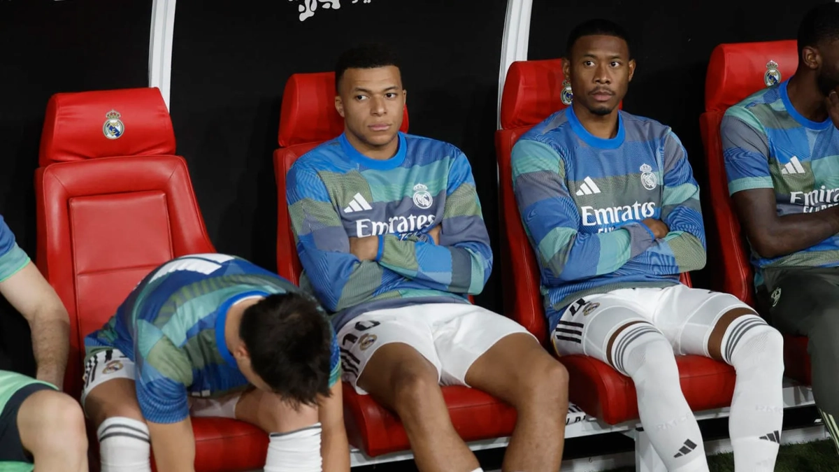 Mbappé en el banquillo durante la final de la Supercopa Mbappé en el banquillo durante la final de la Supercopa