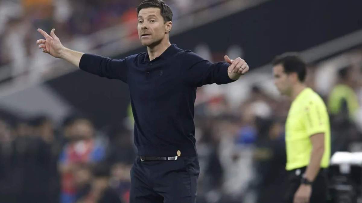 Xabi Alonso, dando indicaciones a sus jugadores durante la final de la Supercopa.