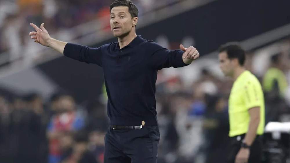 Xabi Alonso, dando indicaciones a sus jugadores durante la final de la Supercopa.
