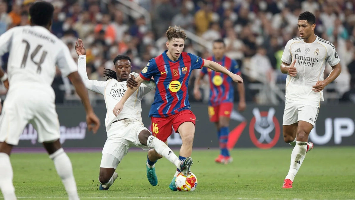 Fermín López jugando contra el Real Madrid en la final de la Supercopa de España.