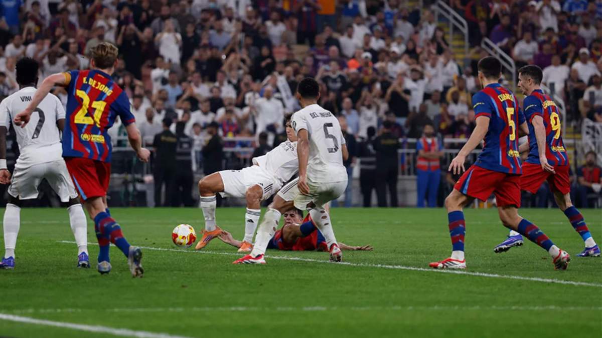Jude Bellingham durante el gol de Gonzalo en el Clásico.