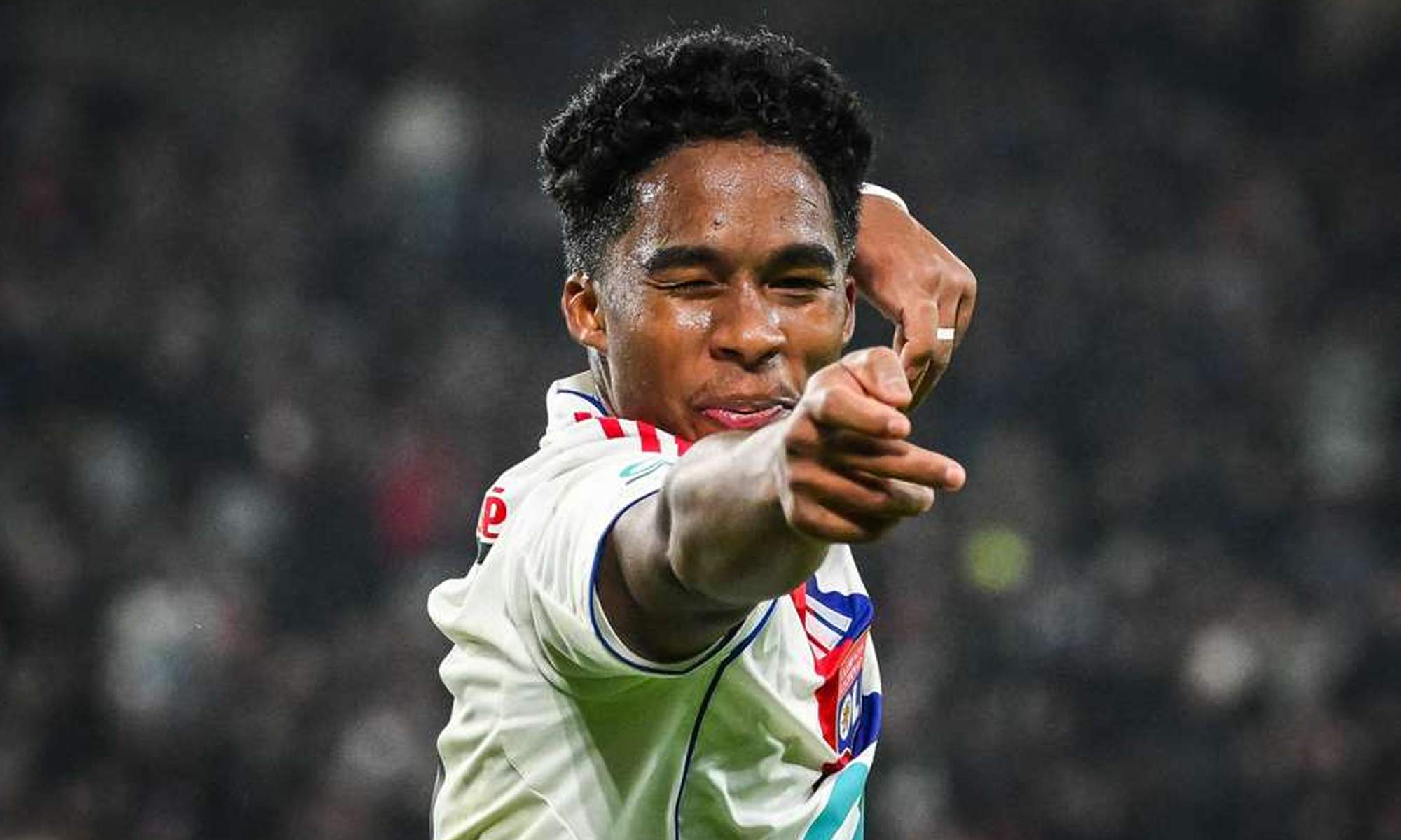 Endrick celebrando su primer gol con el Olympique de Lyon. 