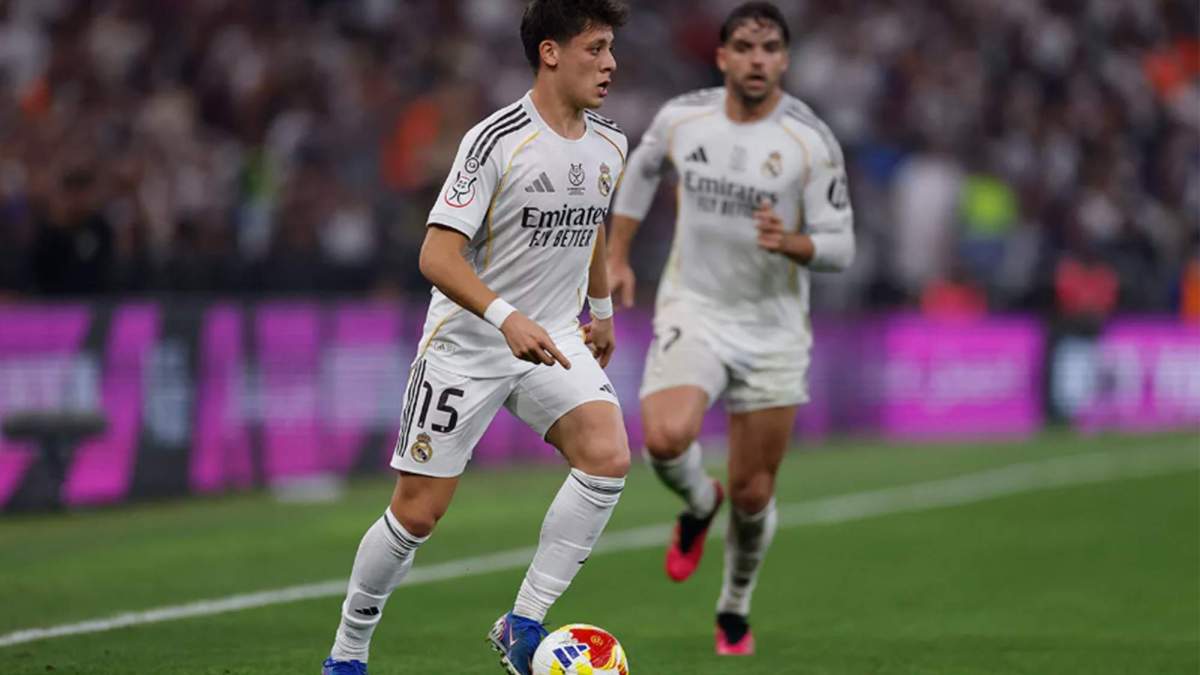 Arda Güler jugando contra el Barcelona en la final de la Supercopa de España.