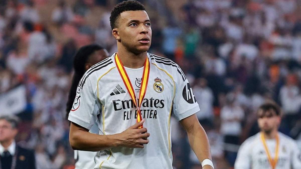 Kylian Mbappé después de recibir su medalla de segundo en la Supercopa de España.