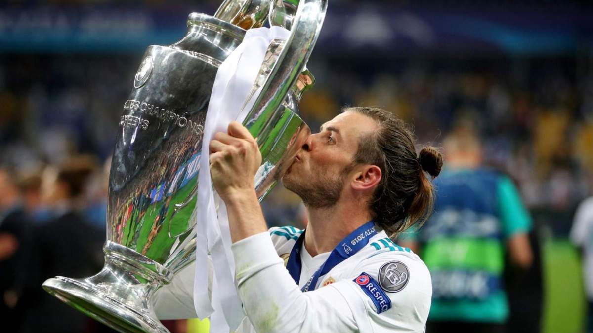 Gareth Bale, besando la Champions de 2018, la Decimotercera, en la que marcó dos goles.