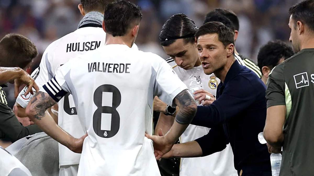 Xabi Alonso, hablando con varios de sus jugadores durante la final de la Supercopa de España contra el Barcelona.