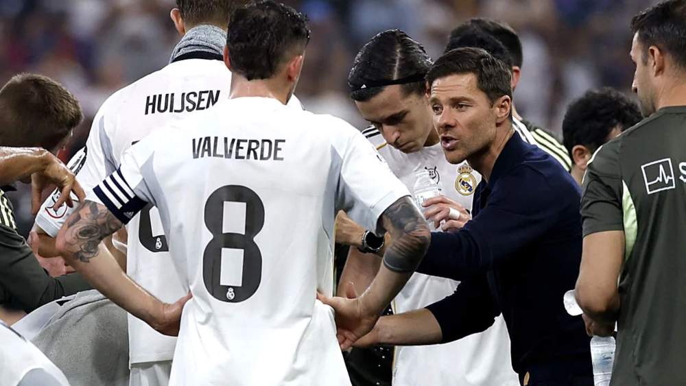 Xabi Alonso, hablando con varios de sus jugadores durante la final de la Supercopa de España contra el Barcelona.