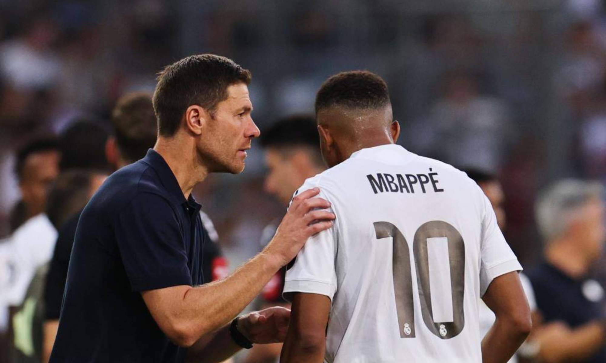 Xabi Alonso y Kylian Mbappé, hablando durante un partido de esta temporada del Real Madrid.