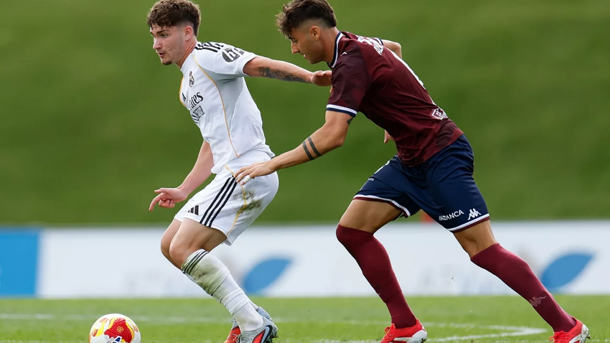 Jorge Cestero disputando un partido con el Real Madrid Castilla.