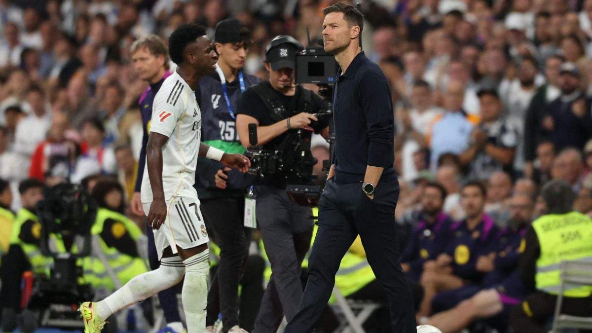 Vinícius Júnior y Xabi Alonso en la polémica del Clásico de LaLiga.