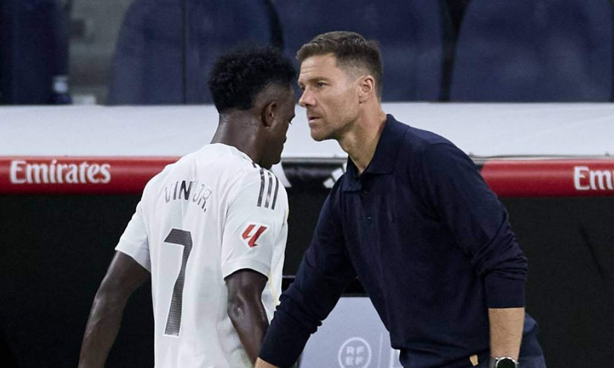 Xabi Alonso y Vinícius Júnior durante un cambio.