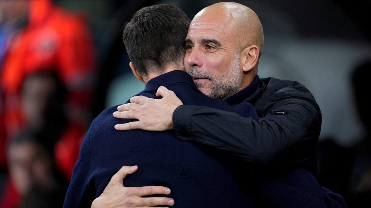 Xabi Alonso y Pep Guardiola dándose un abrazo en el Real Madrid - Manchester City. 