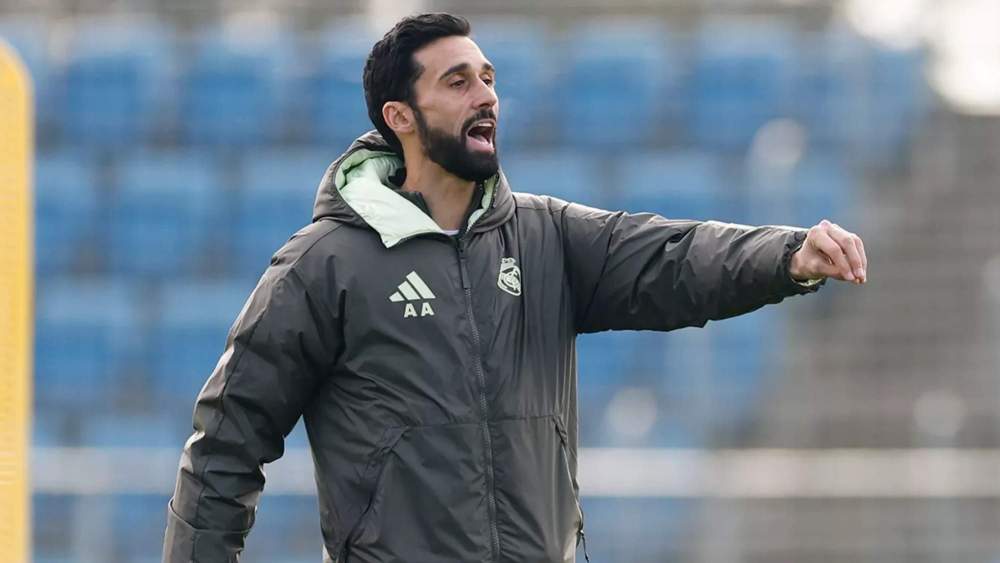 Álvaro Arbeloa, dirigiendo esta mañana su primer entrenamiento del primer equipo en Valdebebas.