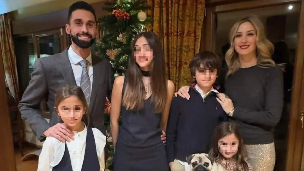 Álvaro Arbeloa, junto a su esposa, Carlota, y sus hijos, que son menores de edad.