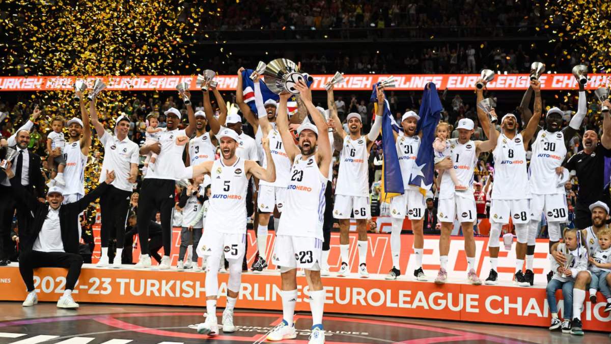 Rudy Fernández y Sergio Llull, levantando la última Euroliga del Real Madrid en 2023.