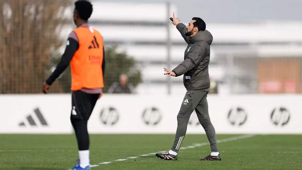 Álvaro Arbeloa, dirigiendo el entrenamiento del Real Madrid esta mañana en Valdebebas.