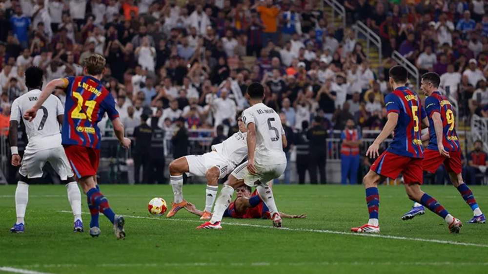 Jude Bellingham, ante el remate de Gonzalo García que supuso el 2-2 en la final de la Supercopa frente al Barcelona. Jude Bellingham, ante el remate de Gonzalo García que supuso el 2-2 en la final de la Supercopa frente al Barcelona.