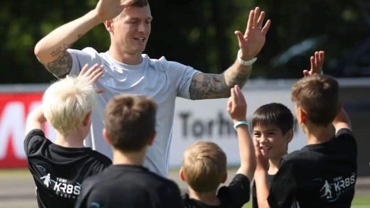 Kroos con varios niños de su Academia en Boadilla del Monte