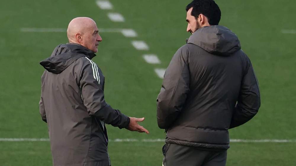 Antonio Pintus y Álvaro Arbeloa, charlando durante un entrenamiento en Valdebebas.