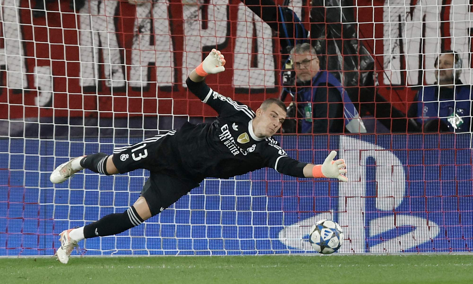 Andriy Lunin realiza una parada durante un partido de esta temporada del Real Madrid.