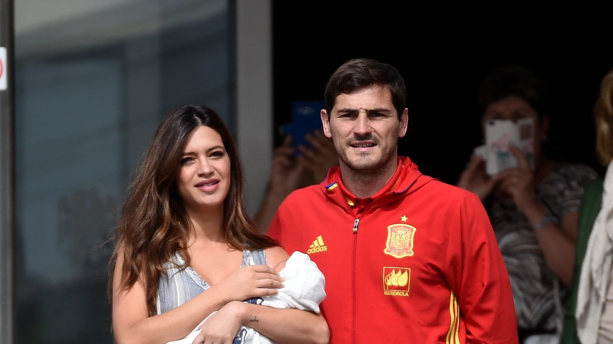 Casillas y Sara Carbonero tras el nacimiento de uno de sus hijos