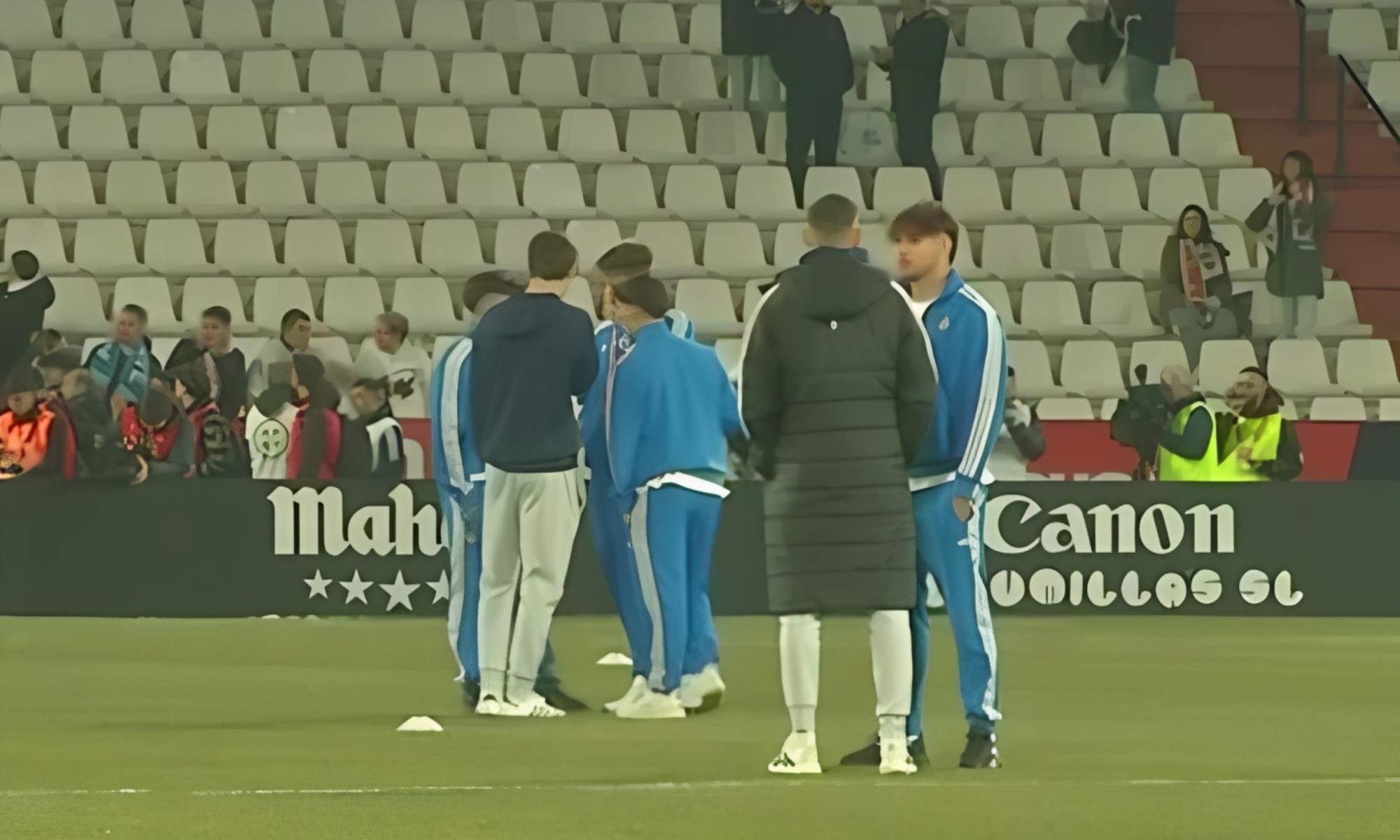 Raúl Asencio ha comprobado el estado en el que está el césped del Carlos Belmonte