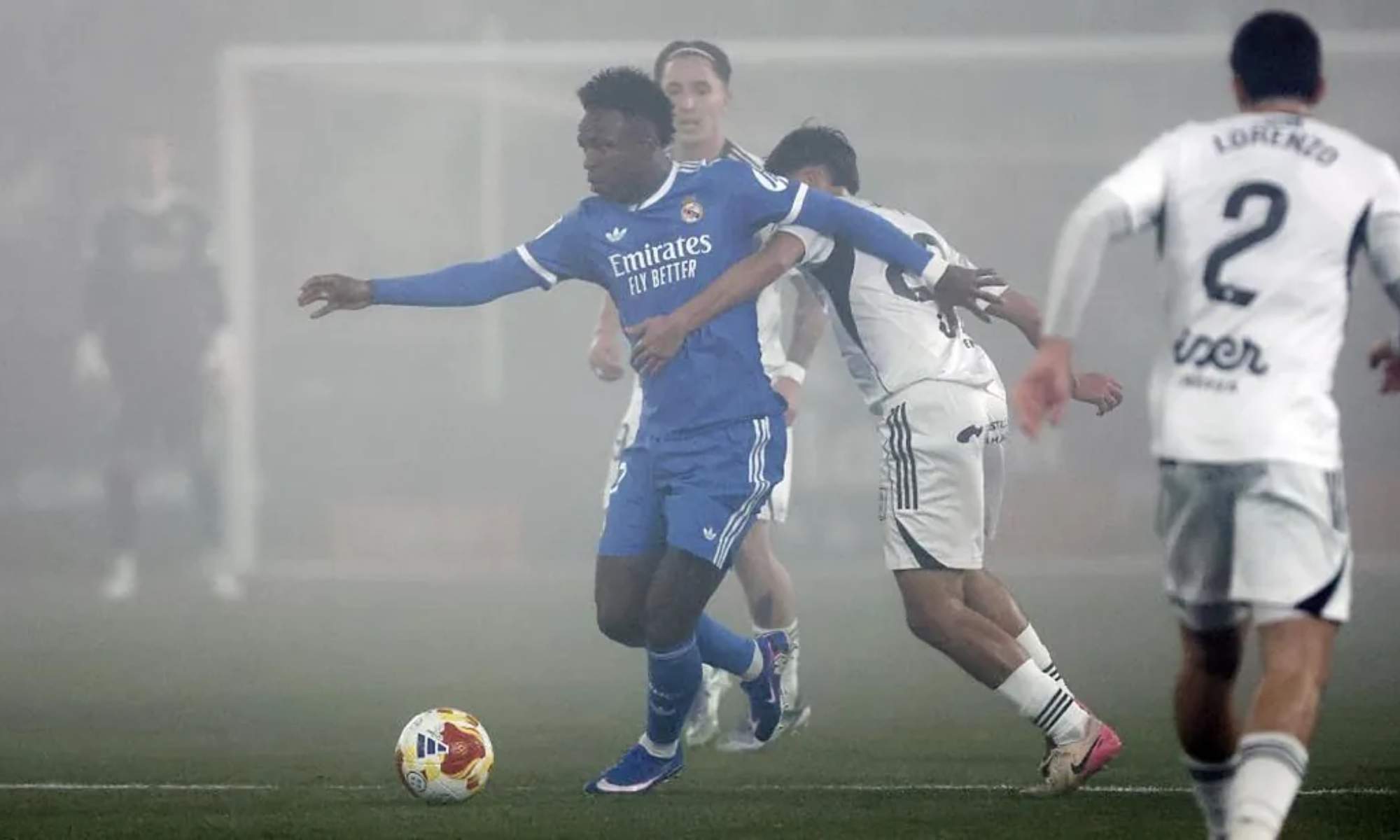 Vinicius, sujetado por Lorenzo Aguado, durante un momento del encuentro entre el Albacete y el Real Madrid.