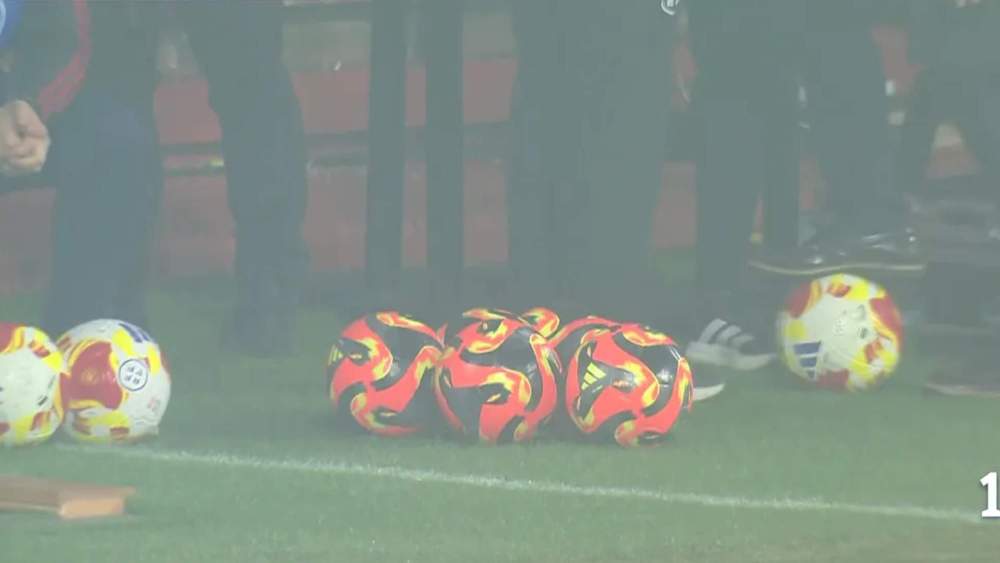 El Albacete ha preparado balones naranjas por si la niebla no remitía.