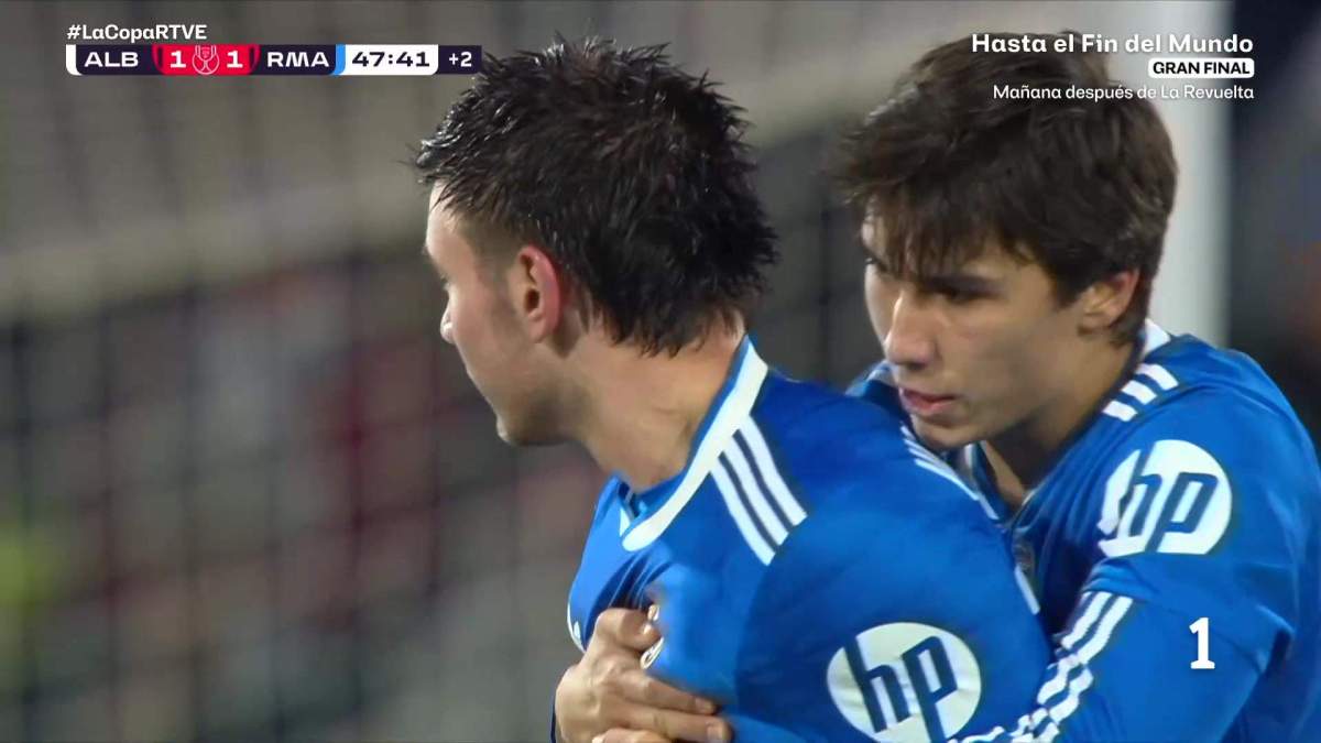 MAstantuono, celebrando con Gonzalo García el gol del empate del Real Madrid