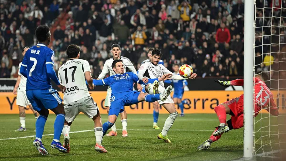 Franco Mastantuono remata, tras un rechace, para empatar el partido ante el Albacete, firmando el primer gol del Real Madrid.