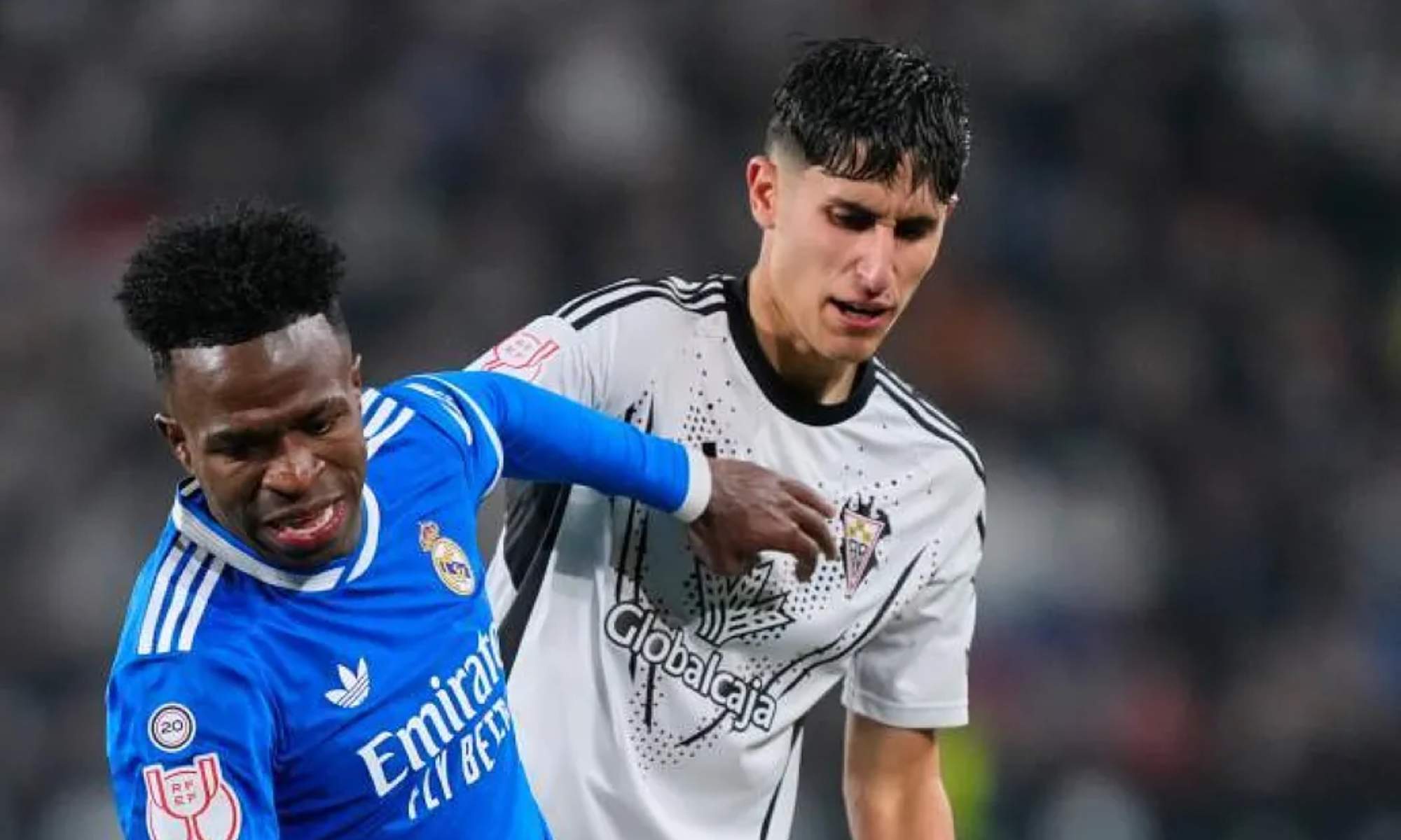 Vinicius Junior, escpándose del marcaje de Hugo Martínez, durante la segunda parte del partido entre el Albacete y el Real Madrid.