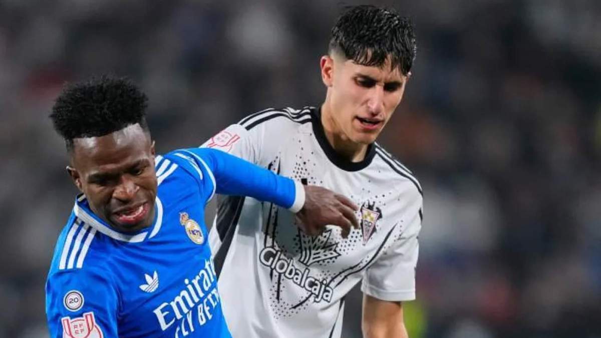 Vinicius Junior, escpándose del marcaje de Hugo Martínez, durante la segunda parte del partido entre el Albacete y el Real Madrid.