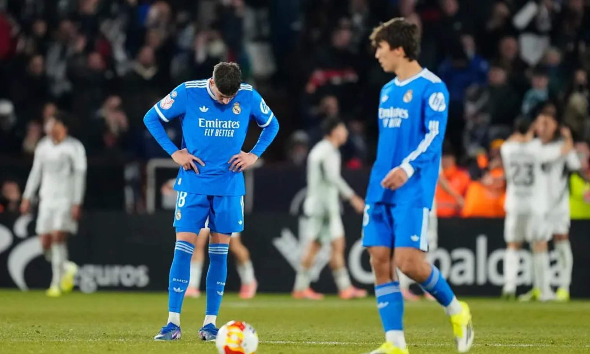 Fede Valverde y Gonzalo García, cabizbajos durante el partido del Real Madrid ante el Albacete en la Copa del Rey.