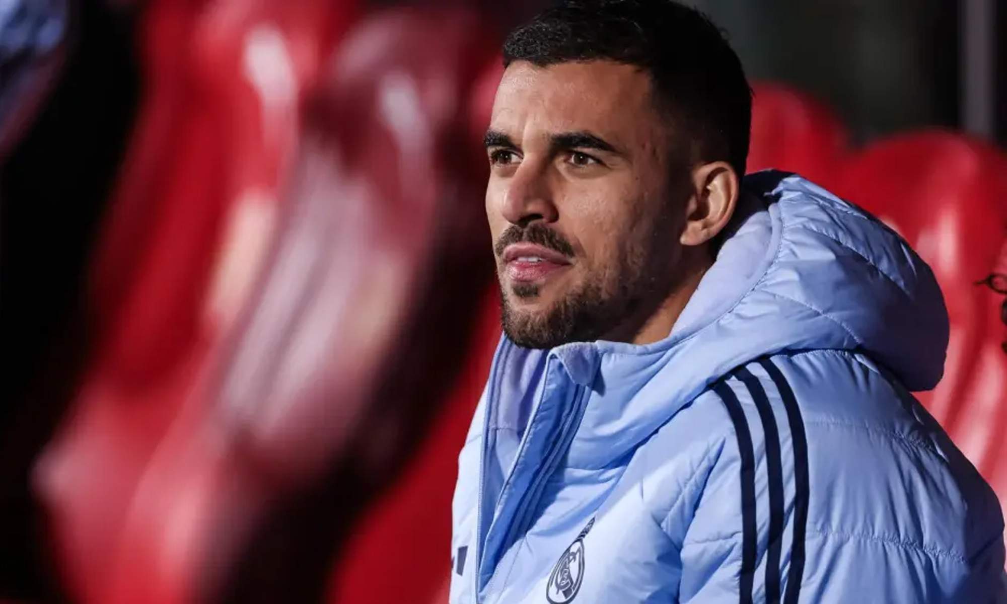 Dani Ceballos sentado en el banquillo del Real Madrid.