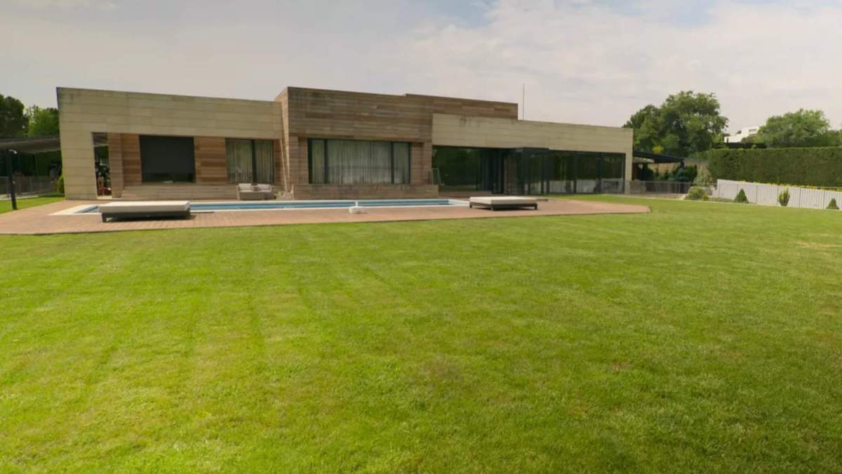 Jardín y piscina de la casa de Cristiano Ronaldo