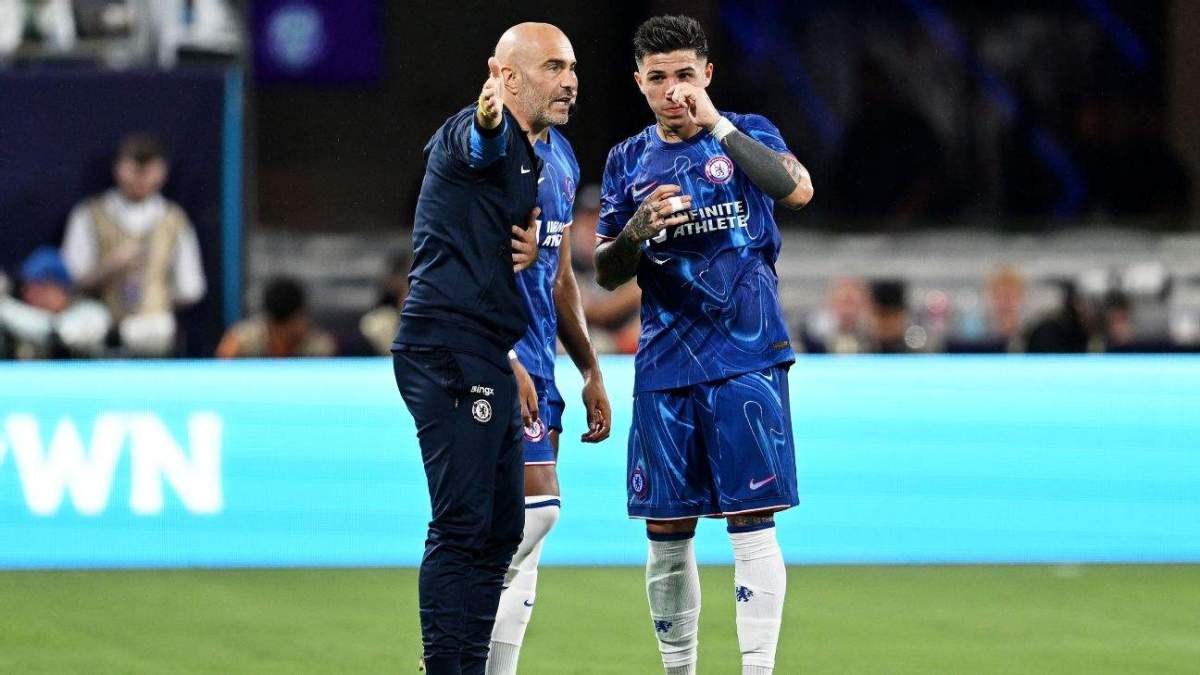 Enzo Maresca dando instrucciones a Enzo Fernández