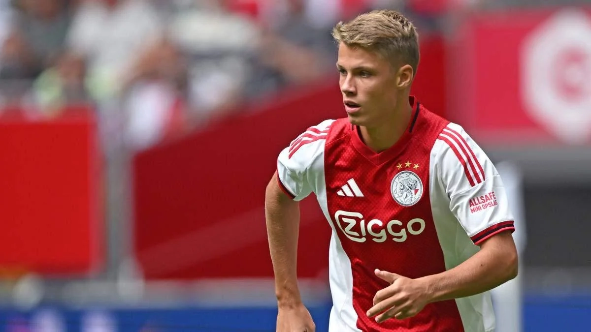 Sean Steur durante un partido con el Ajax