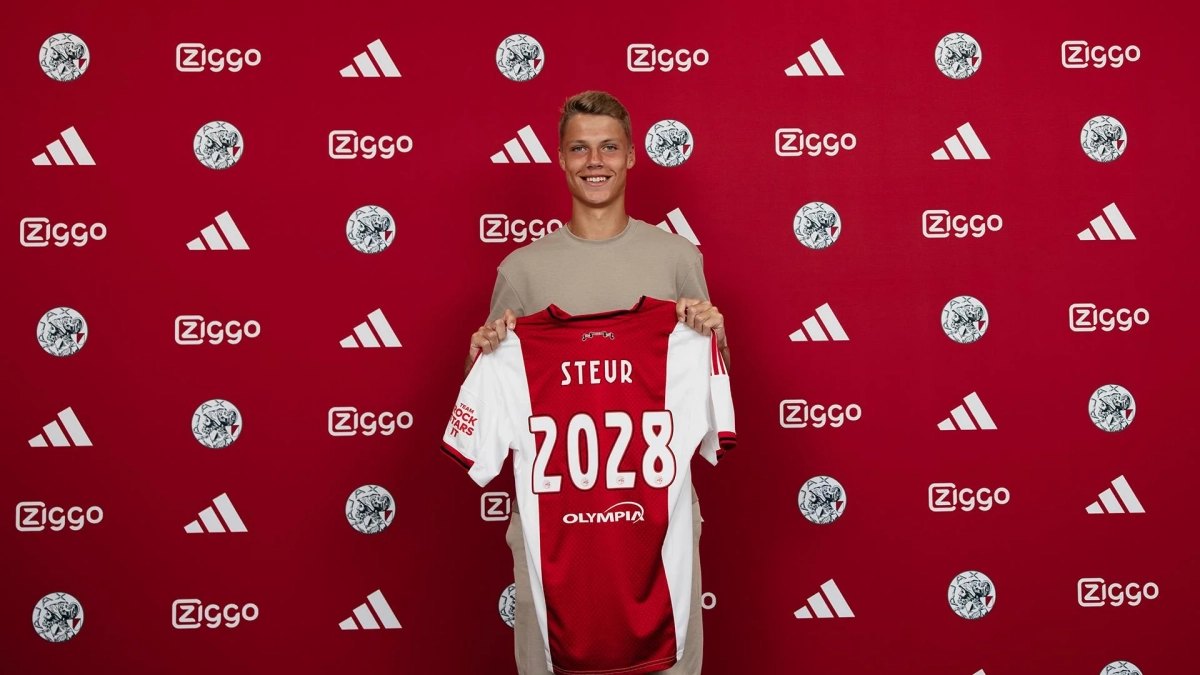Sean Steur en su acto de renovación con el Ajax