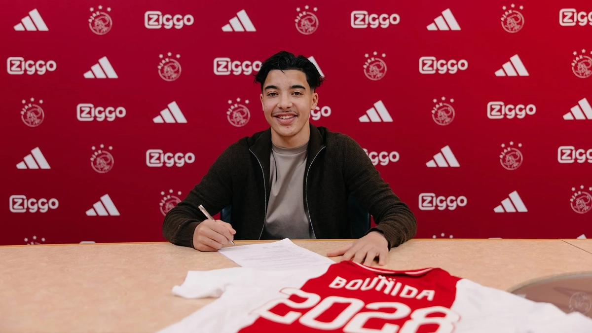 Rayane Bounida renovó su contrato con el Ajax recientemente hasta 2028