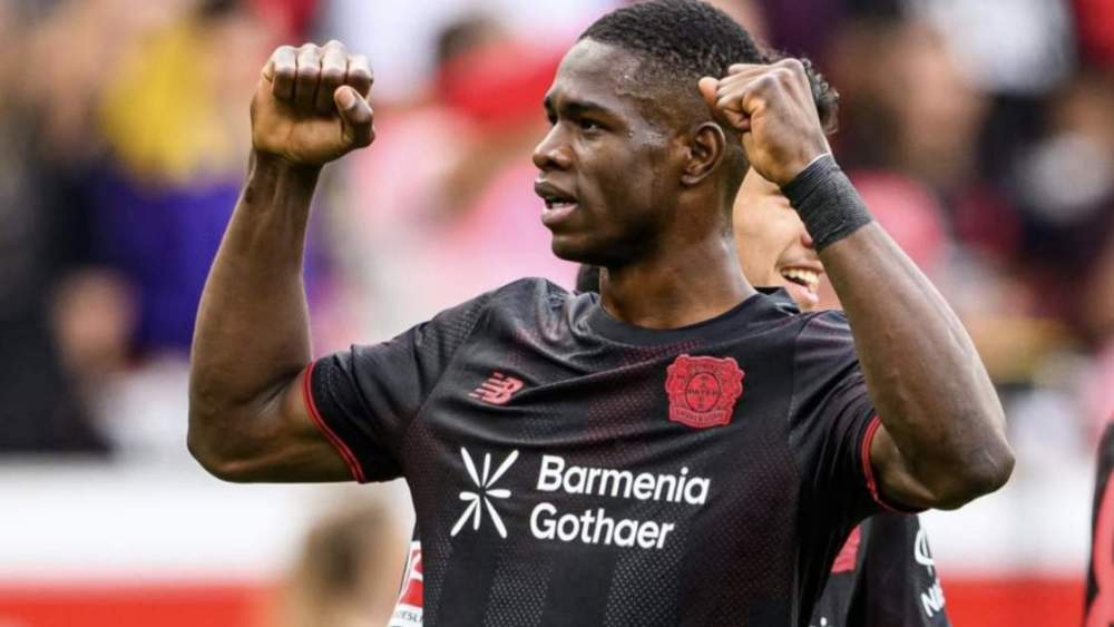 Christian Kofane jugando un partido con el Bayer Leverkusen.