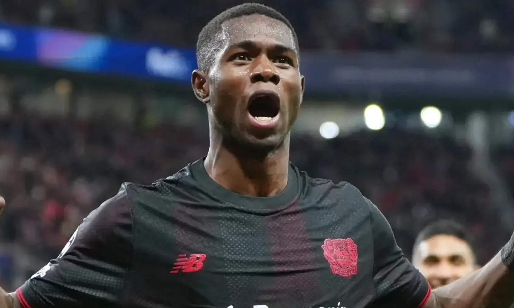 Christian Kofane celebrando un gol con el Bayer Leverkusen.