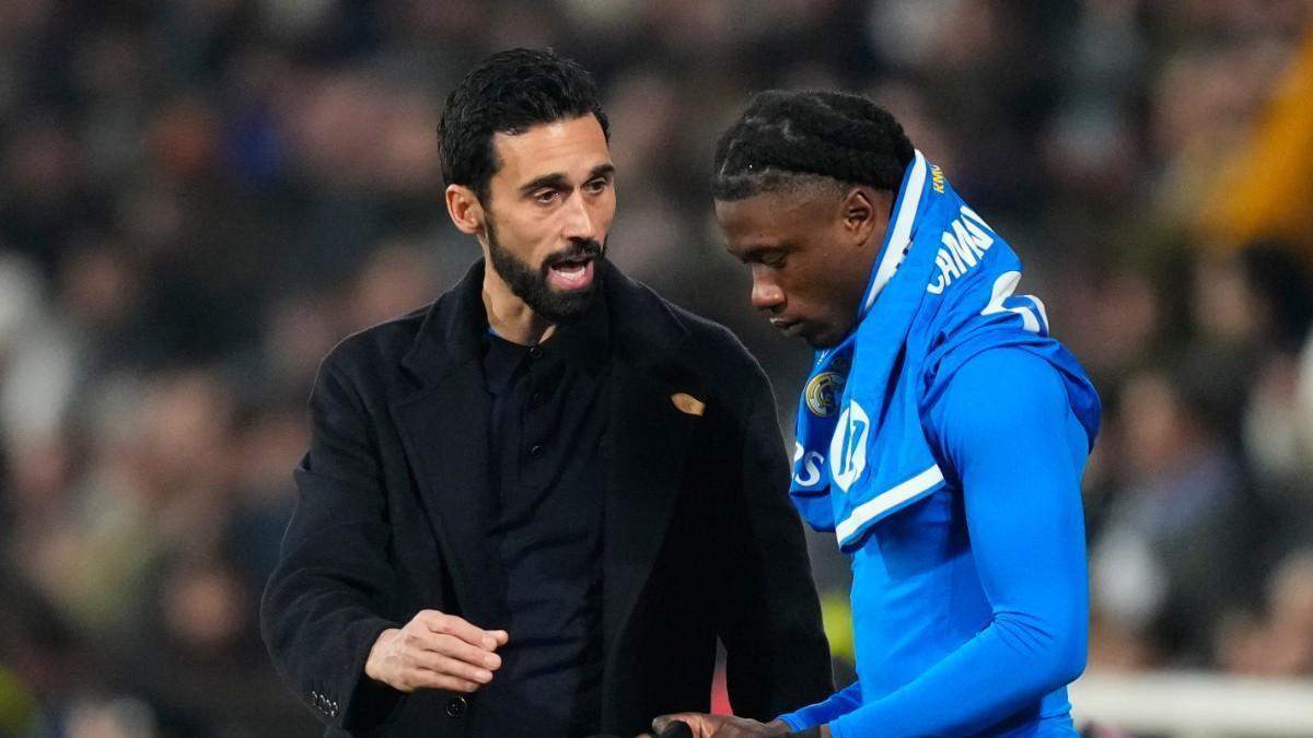 Álvaro Arbeloa hablando con Eduardo Camavinga en el Albacete - Real Madrid.