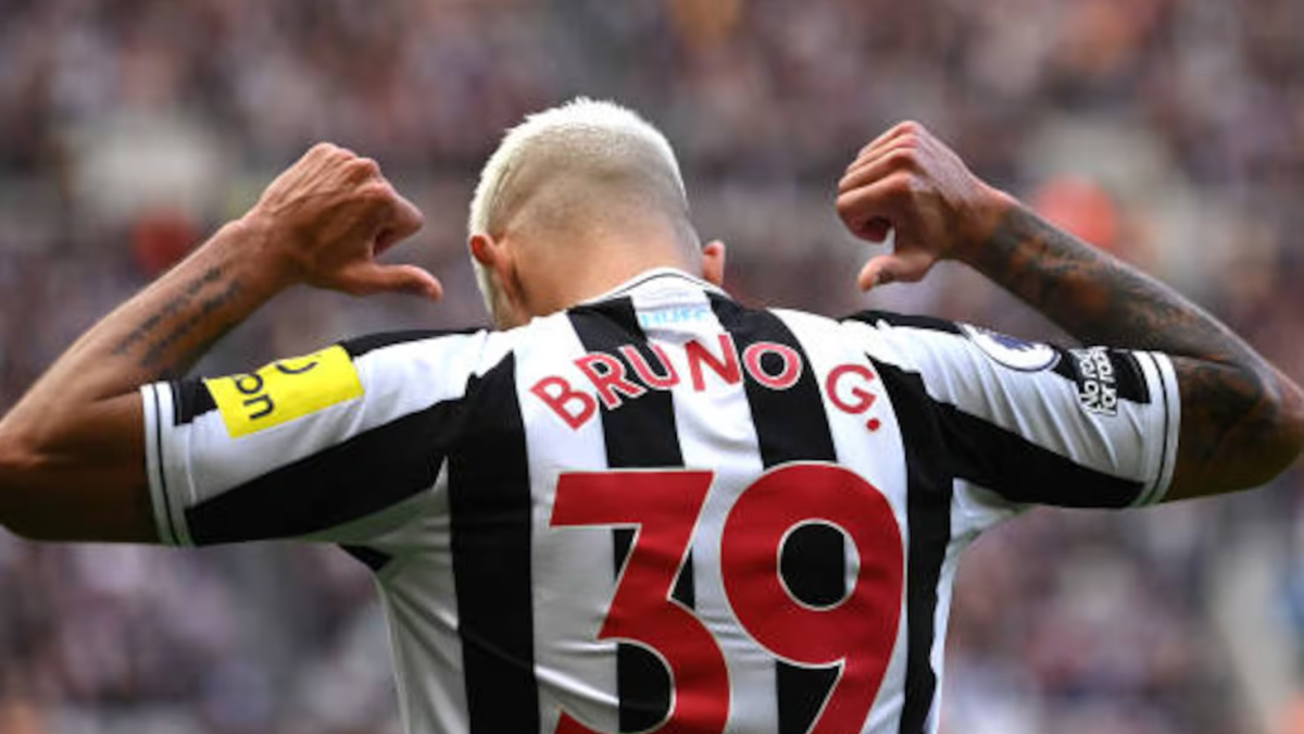 Bruno Guimaraes celebrando un gol con el Newcastle. 
