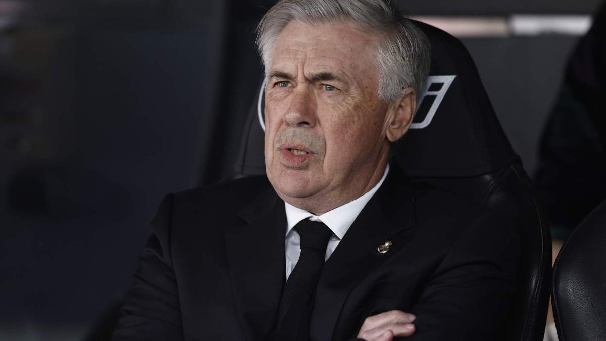 Carlo Ancelotti sentado en el banquillo del Real Madrid.