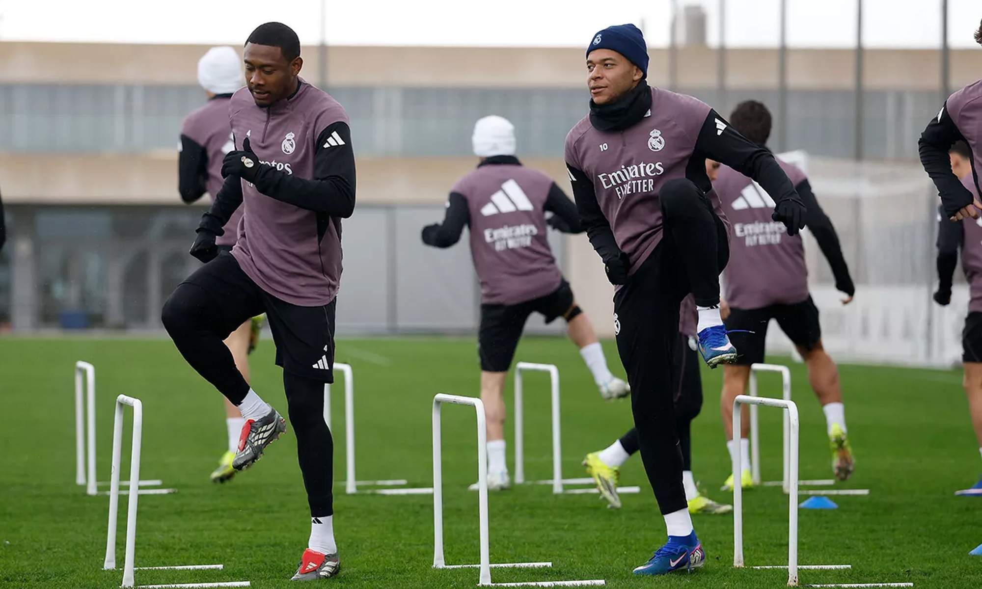 Kylian Mbappé y David Alaba durante el entrenamiento de hoy.