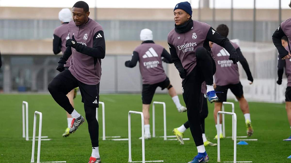 Kylian Mbappé y David Alaba durante el entrenamiento de hoy.