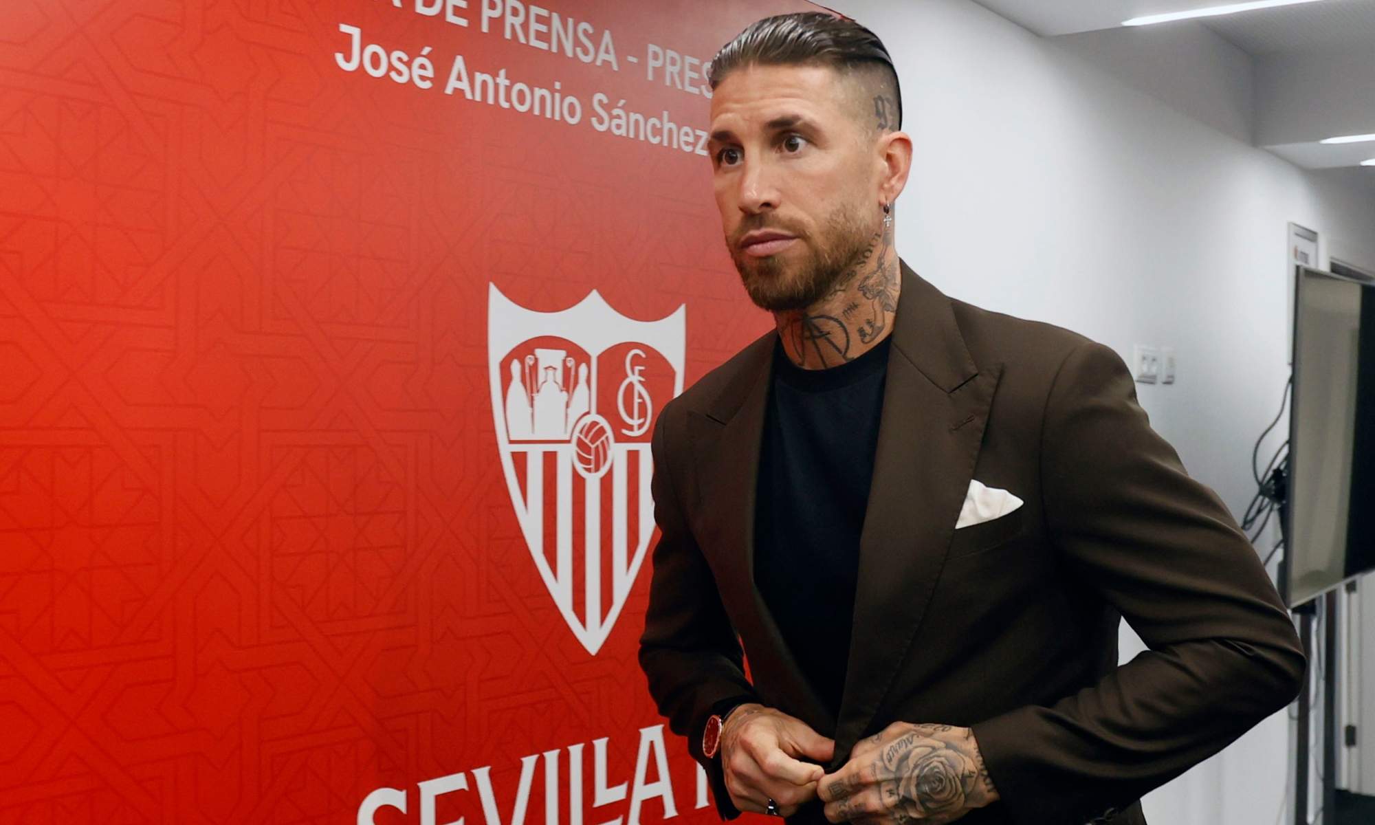 Sergio Ramos de traje en el estadio del Sevilla. 