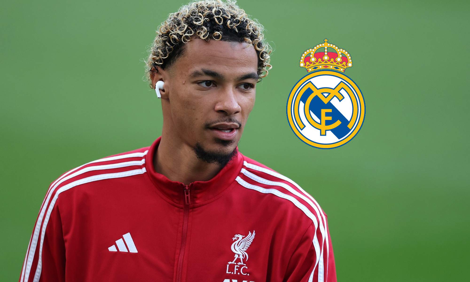 Ekitiké con la sudadera del Liverpool y el escudo del Real Madrid.